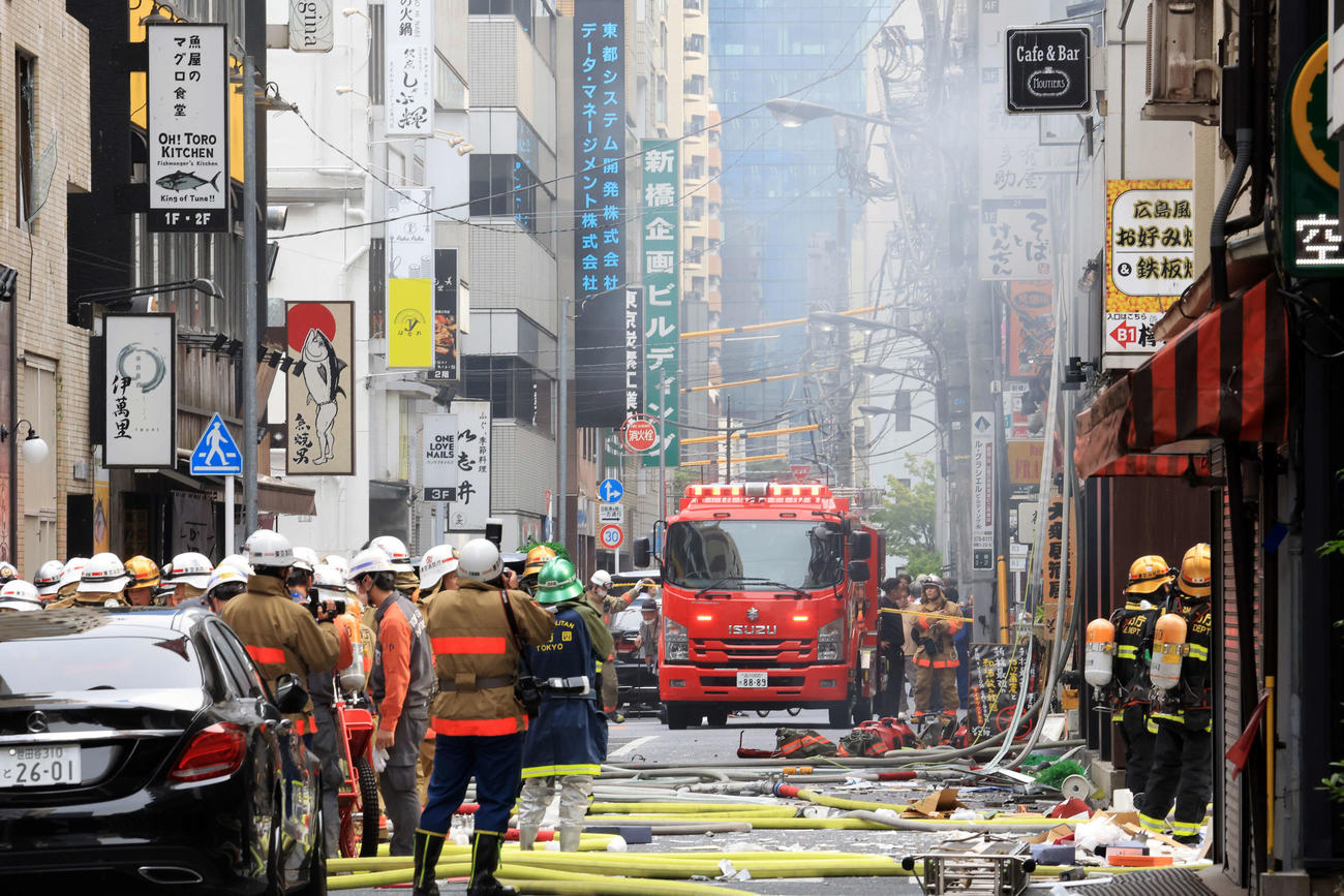新橋のビル2階の爆発現場付近が騒然とした雰囲気に包まれた（撮影・浅見桂子）