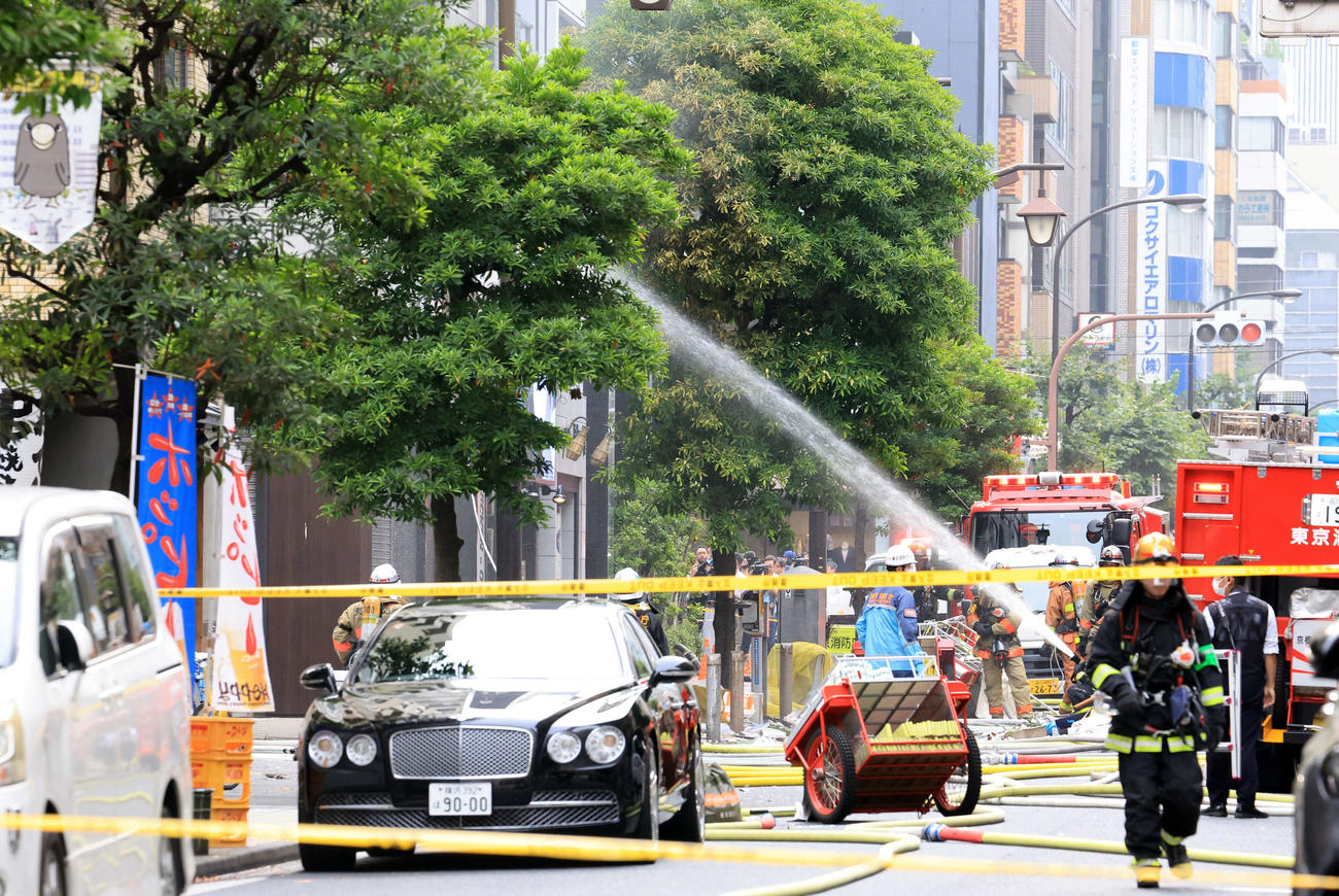 新橋のビル2階の爆発現場では必死の消火活動が行われた（撮影・浅見桂子）