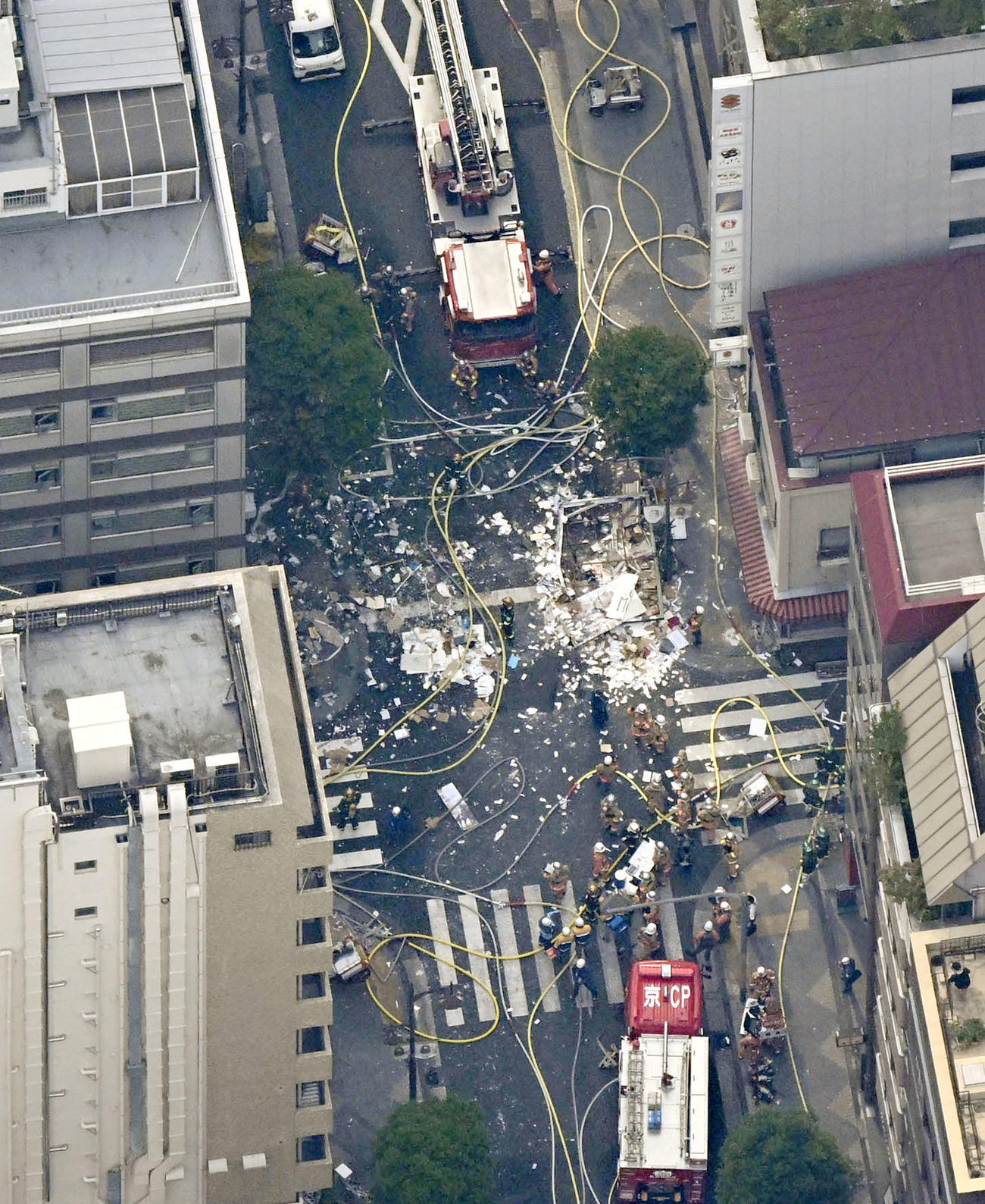 東京・新橋のビルで爆発音があった火災の現場付近（共同）