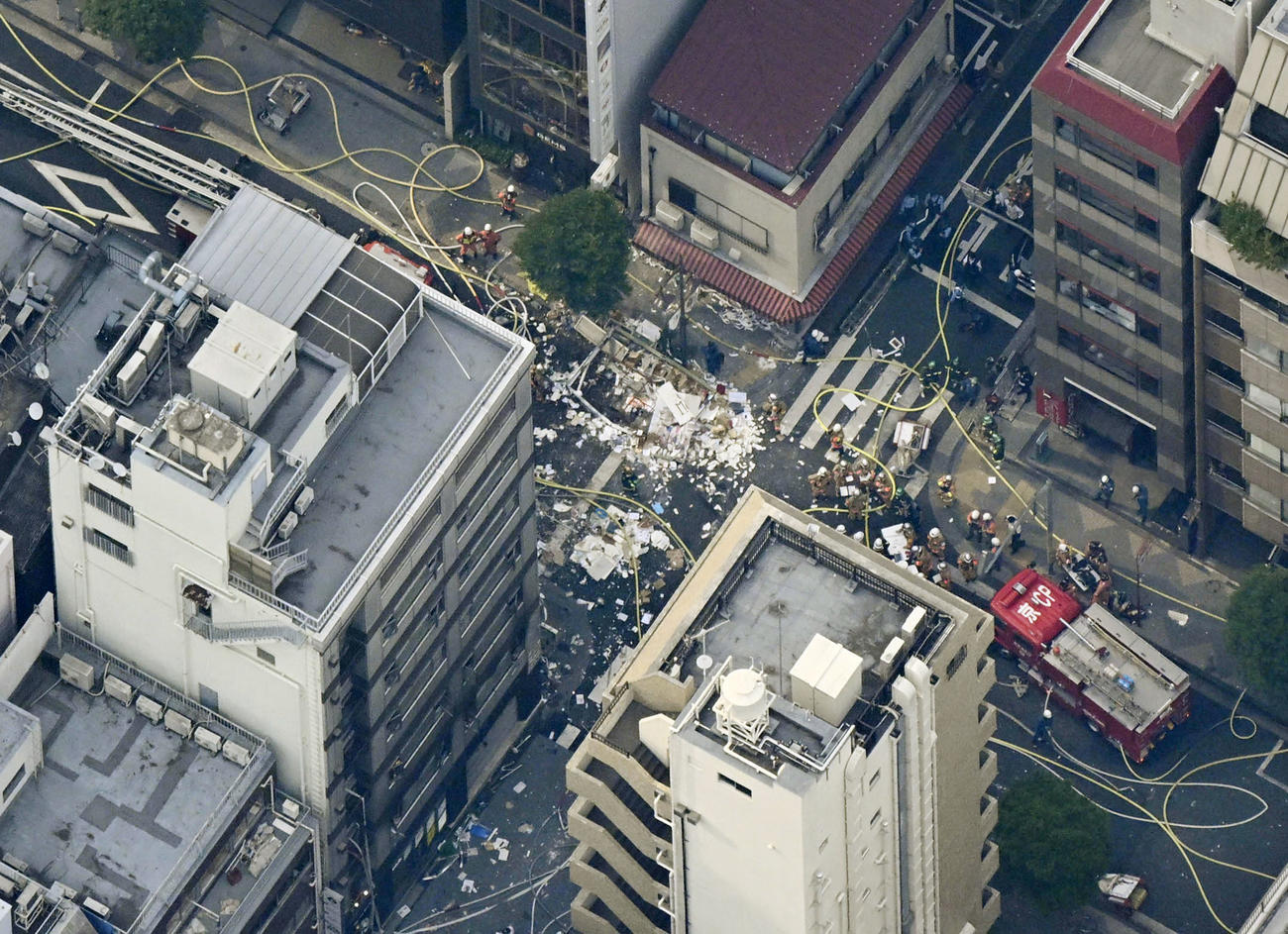 東京・新橋のビルで爆発音があった火災の現場付近（共同）