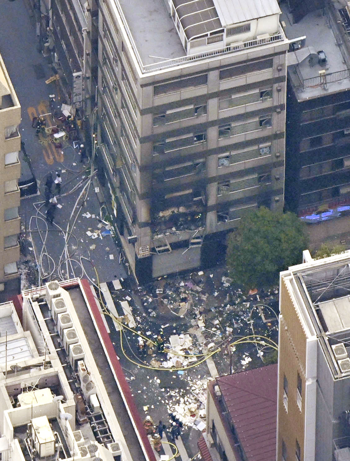 爆発があったとみられる東京・新橋のビル付近（共同）