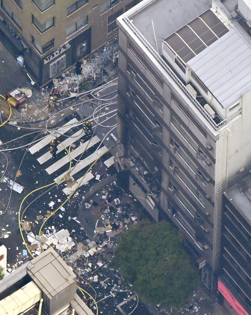 爆発があったとみられる東京・新橋のビル付近（共同）