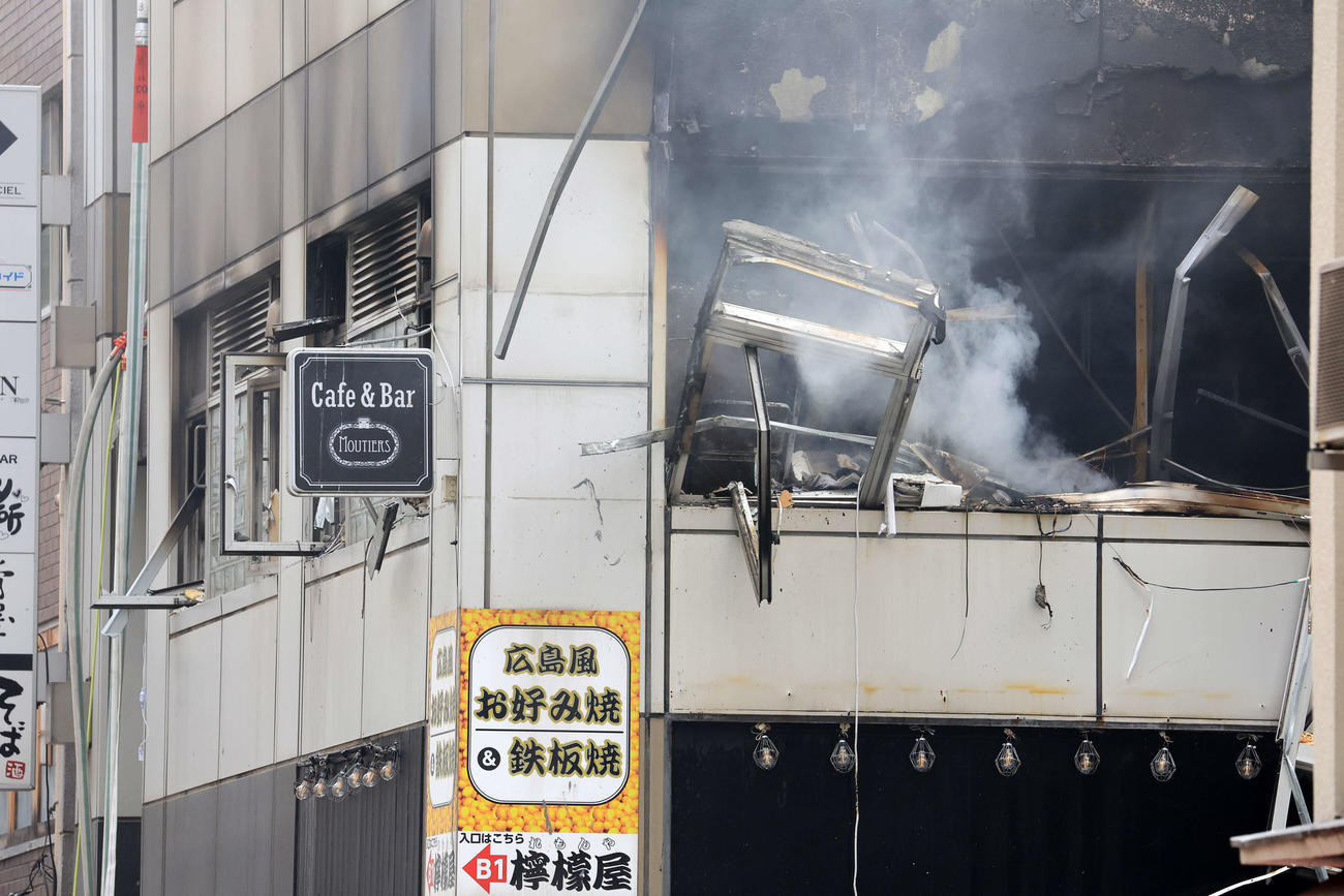 新橋のビル2階の爆発現場はまだ煙が出ていた（撮影・浅見桂子）