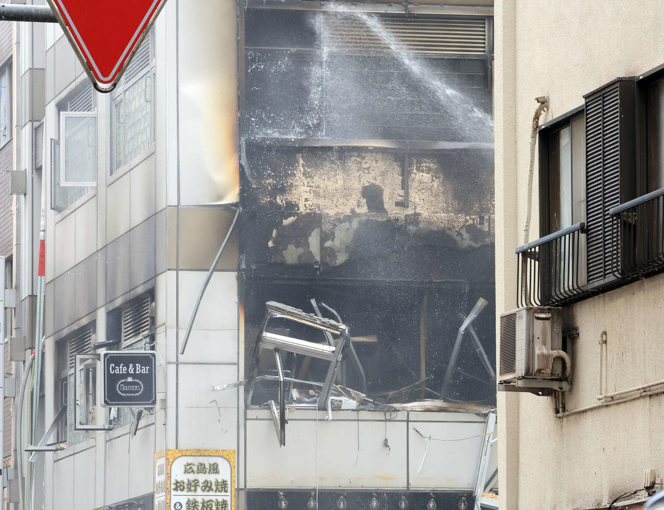 新橋のビル2階の爆発現場はまだ煙が出ていた（撮影・浅見桂子）