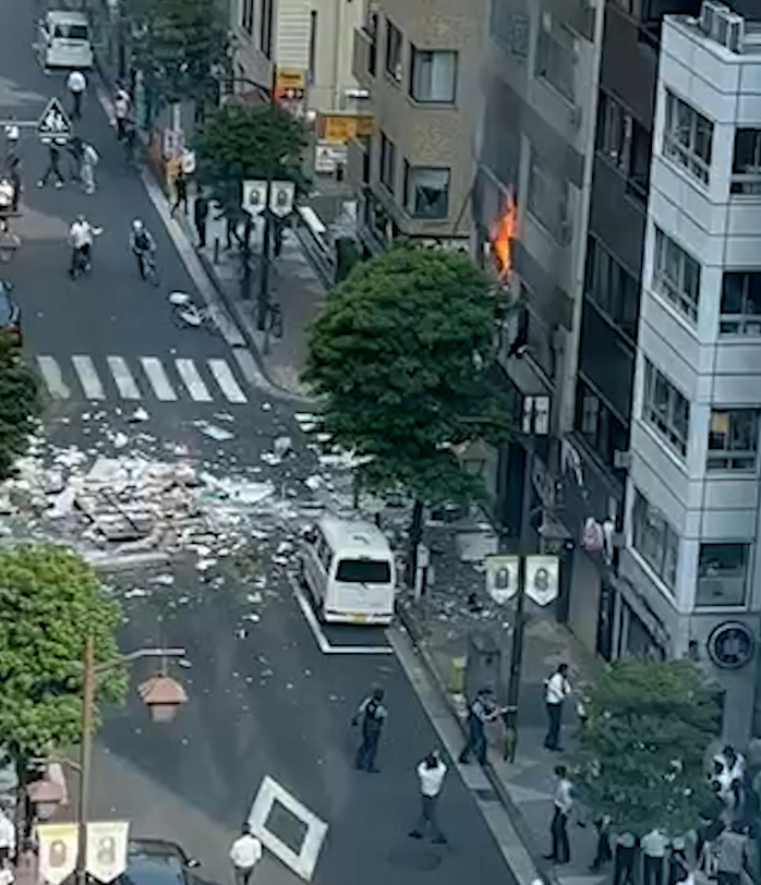 3日午後3時10分ごろ、東京都港区新橋3丁目のビルから爆発音が発生した