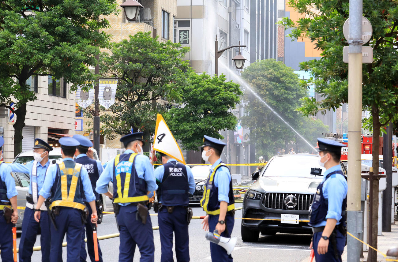 新橋のビル2階の爆発現場では必死の消火活動が行われた（撮影・浅見桂子）