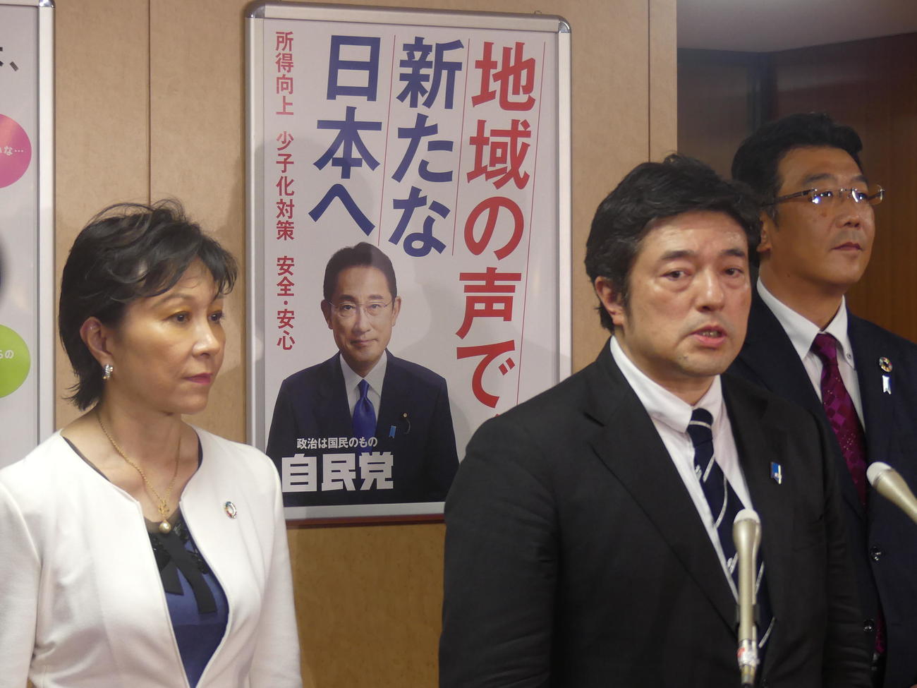 次期衆院選での大阪の一部選挙区支部長を公募するとした党本部方針について、党幹部に面会後、取材に応じる左から佐藤ゆかり、中山泰秀、岡下昌平の各元衆院議員（撮影・中山知子）