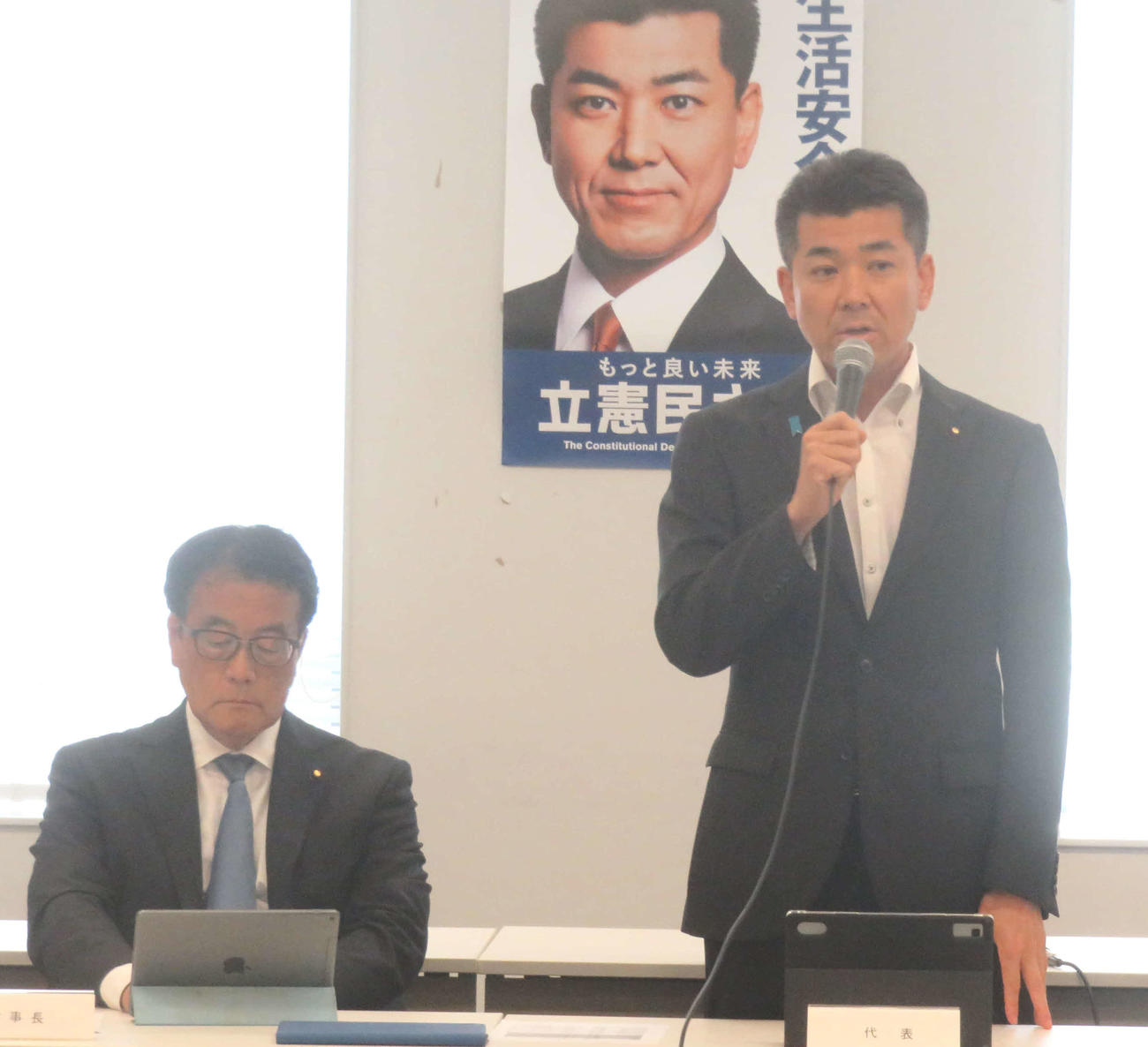 立憲民主党の泉健太代表（右）は次期衆院選を巡って一転して野党共闘に向けて方針転換した（左は岡田克也幹事長）（撮影・大上悟）