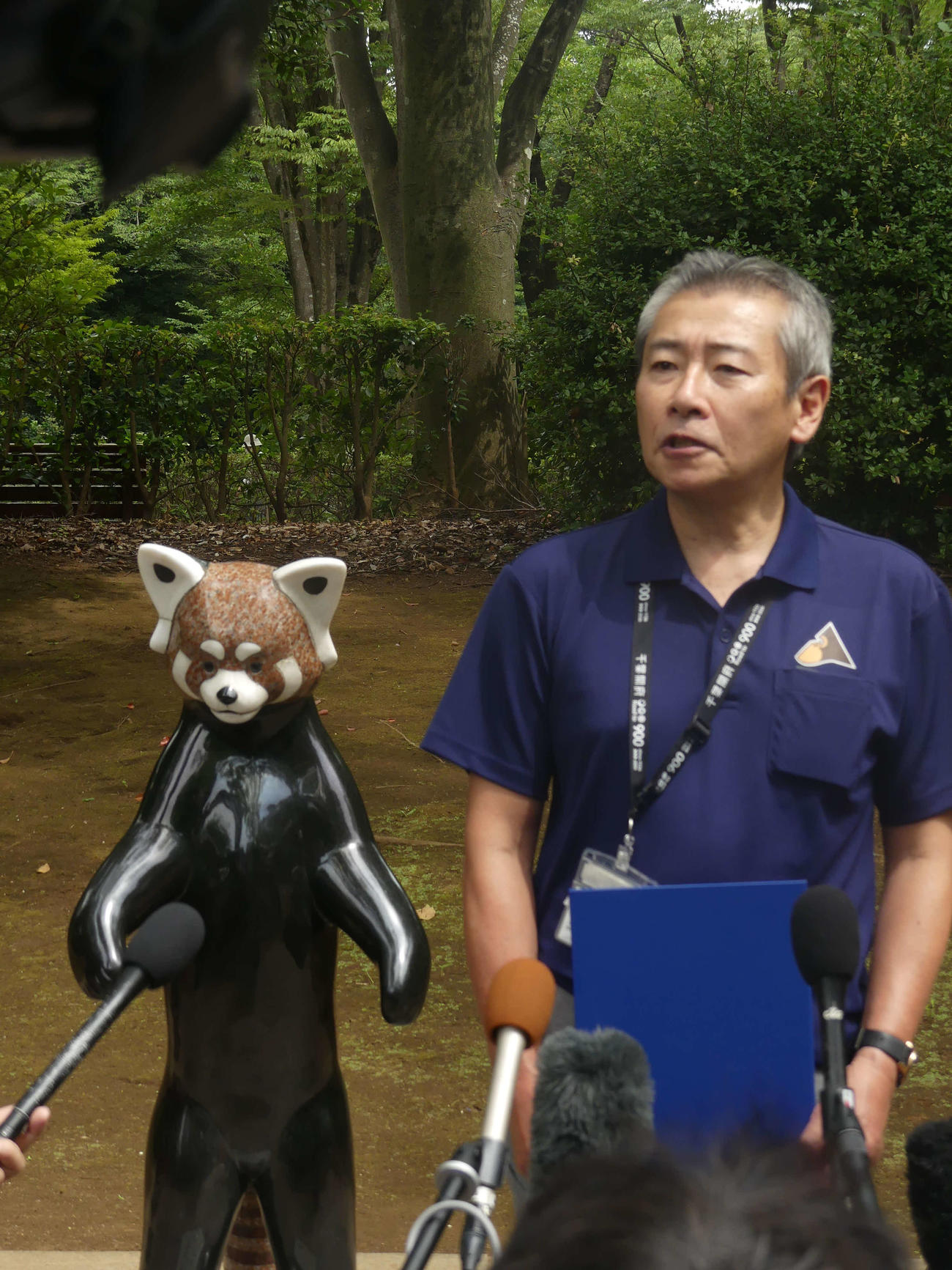 風太の20歳の誕生日について取材に応じる鏑木一誠園長（撮影・中山知子）