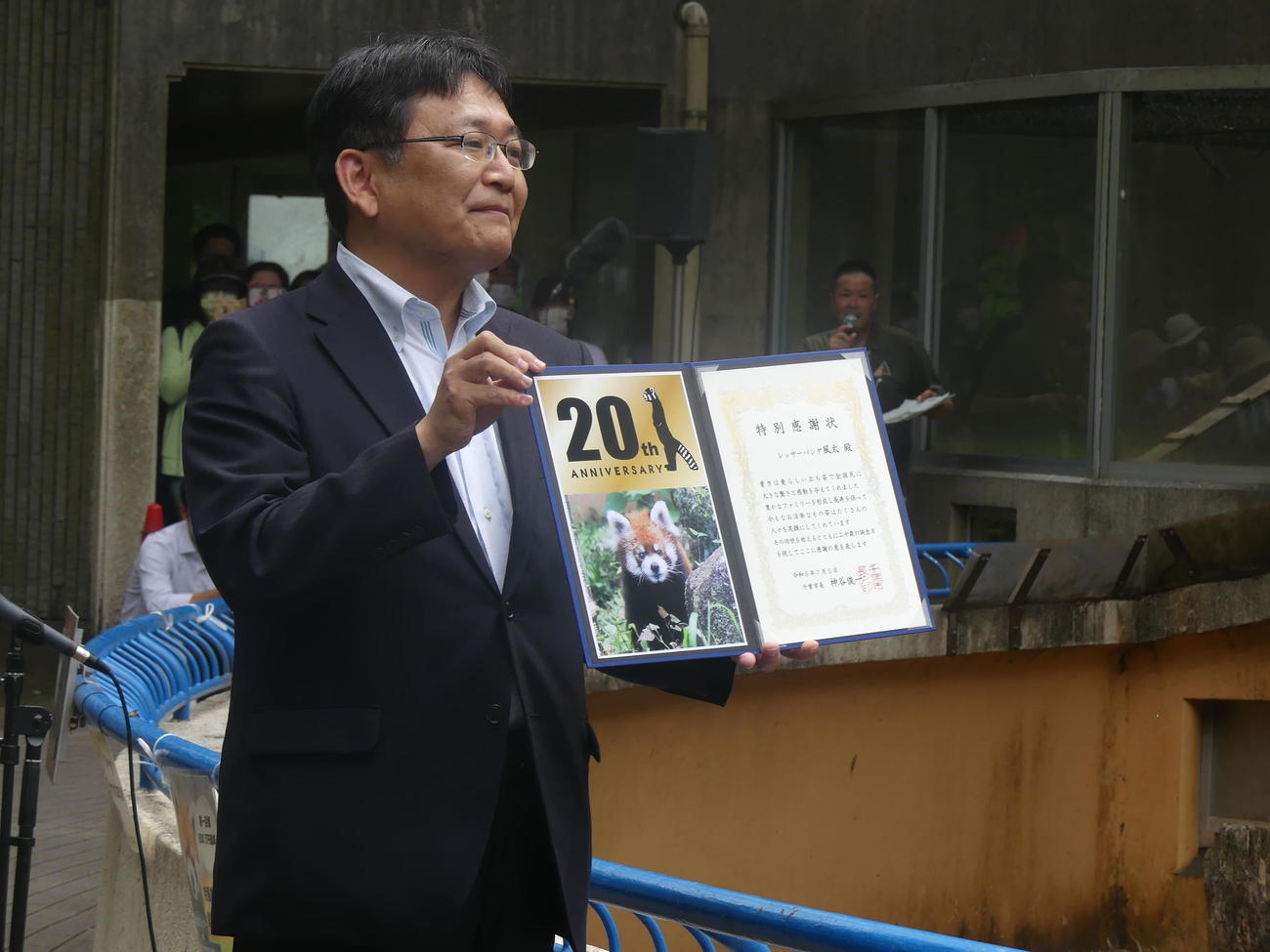 風太に特別感謝状を贈る千葉市の神谷俊一市長（撮影・中山知子）