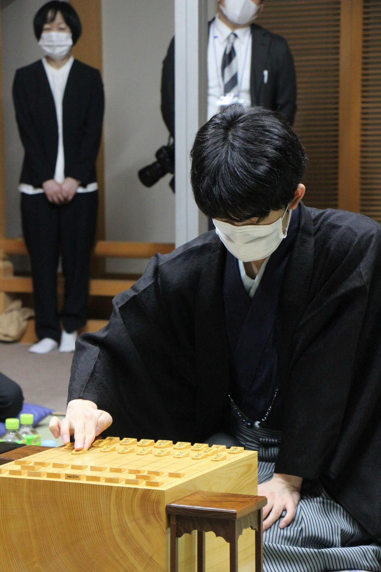 豊田市能楽堂での「伊藤園お～いお茶杯第64期王位戦7番勝負第1局」に臨む藤井聡太王位（日本将棋連盟提供）