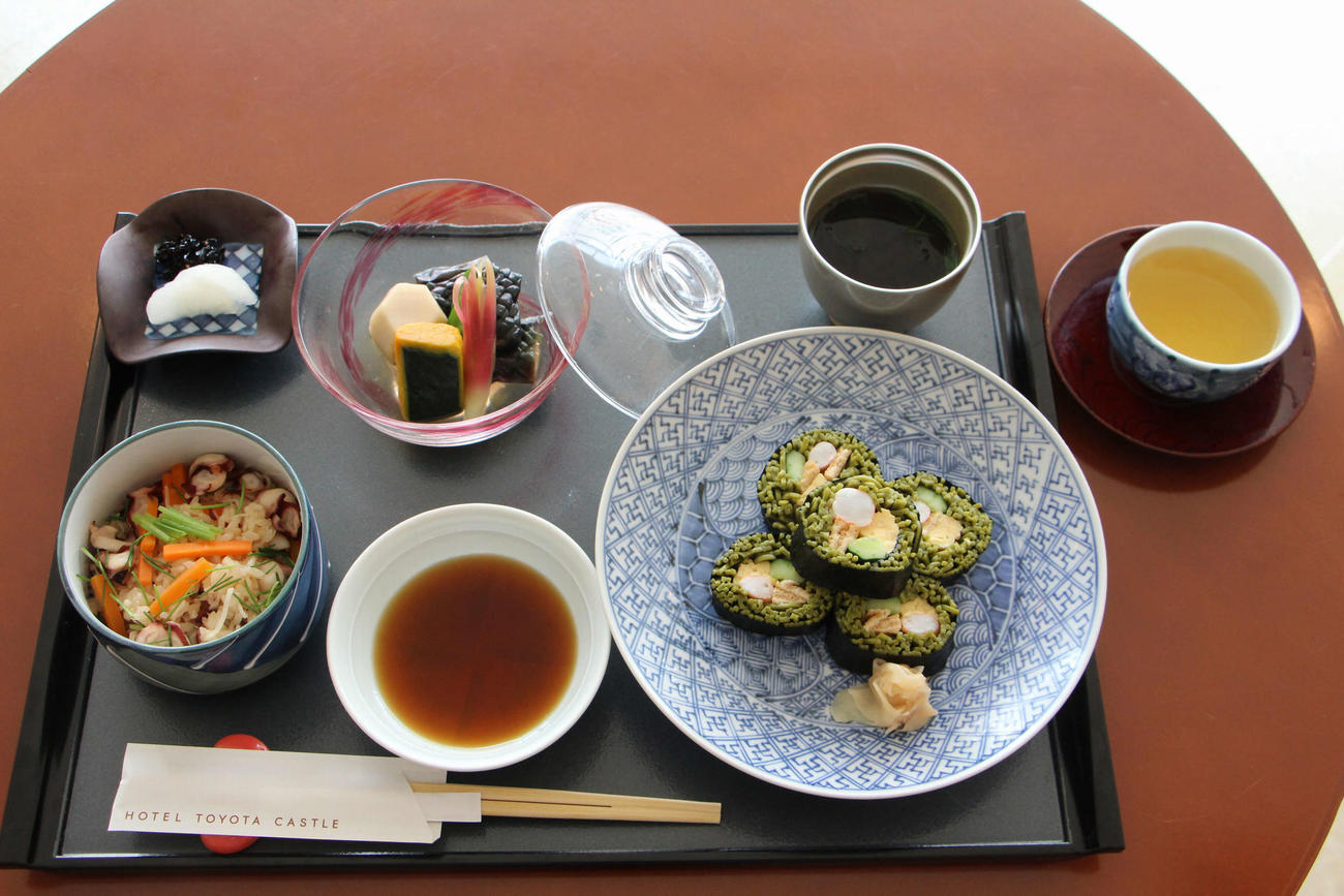 佐々木大地七段が昼食に注文した「日間賀島産の蛸飯と蕎麦寿司」（日本将棋連盟提供）
