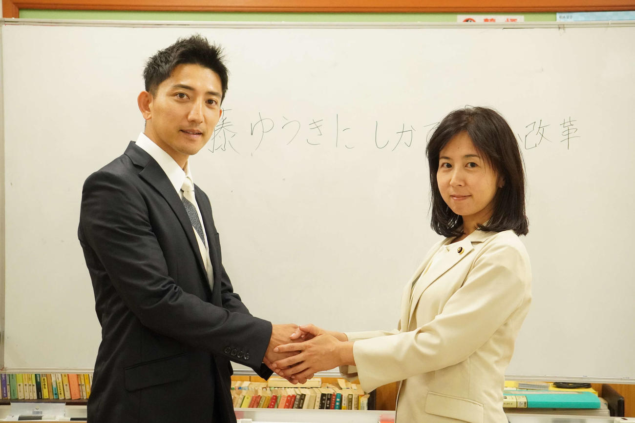 握手を交わす木村由希子八街市議（右）と後藤祐樹氏（撮影・沢田直人）