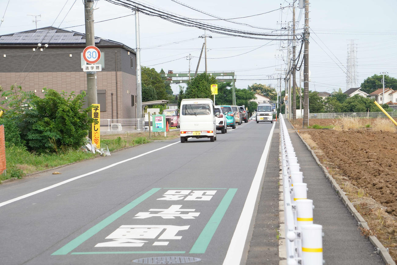 21年6月に発生した小学生5人の児童が死傷した事故現場では、道路が舗装され、ガードレールが設置されていた（撮影・沢田直人）
