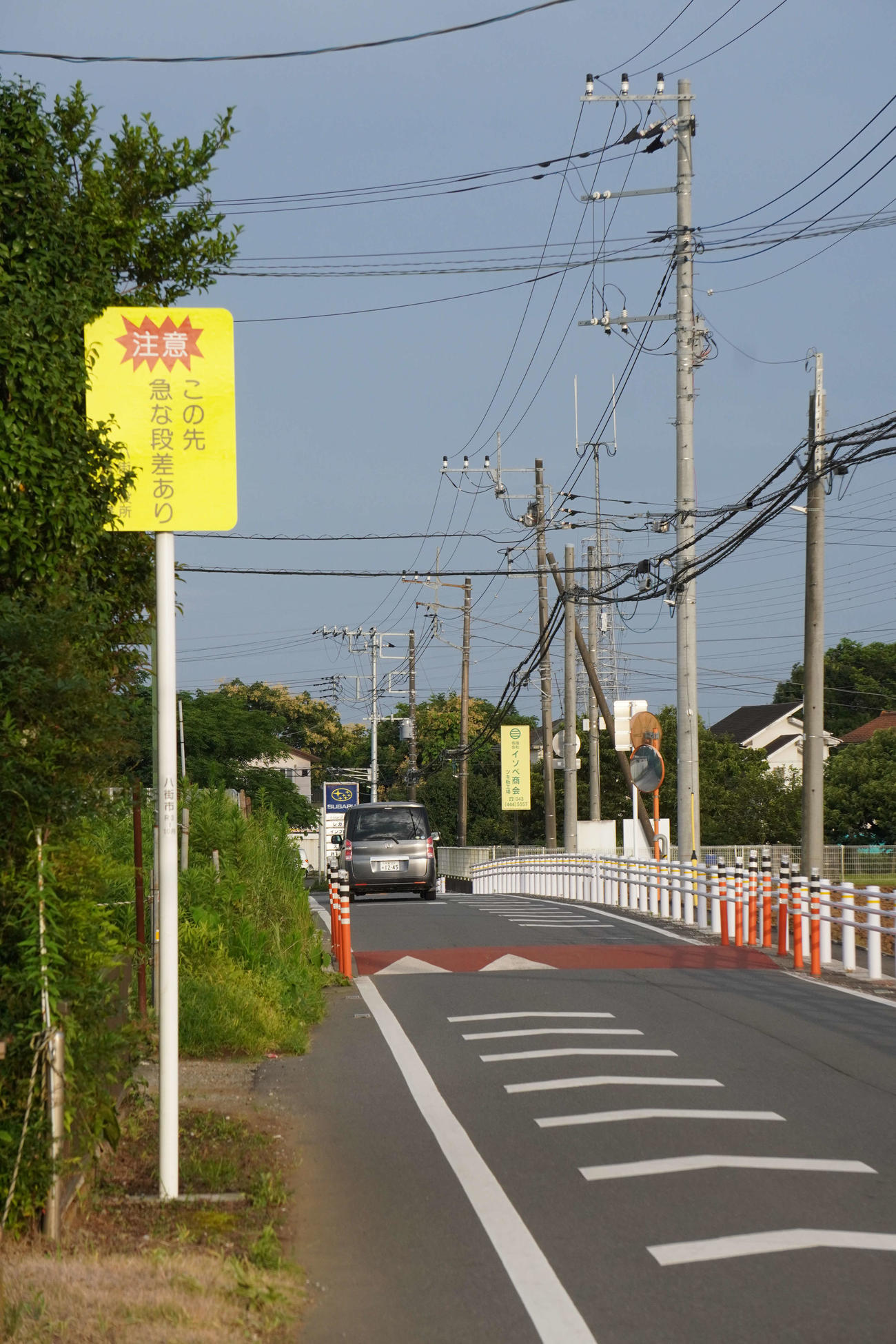 21年6月に発生した小学生5人の児童が死傷した事故現場の付近では、スピードを抑制させるための段差「ハンプ」が設けられていた（撮影・沢田直人）