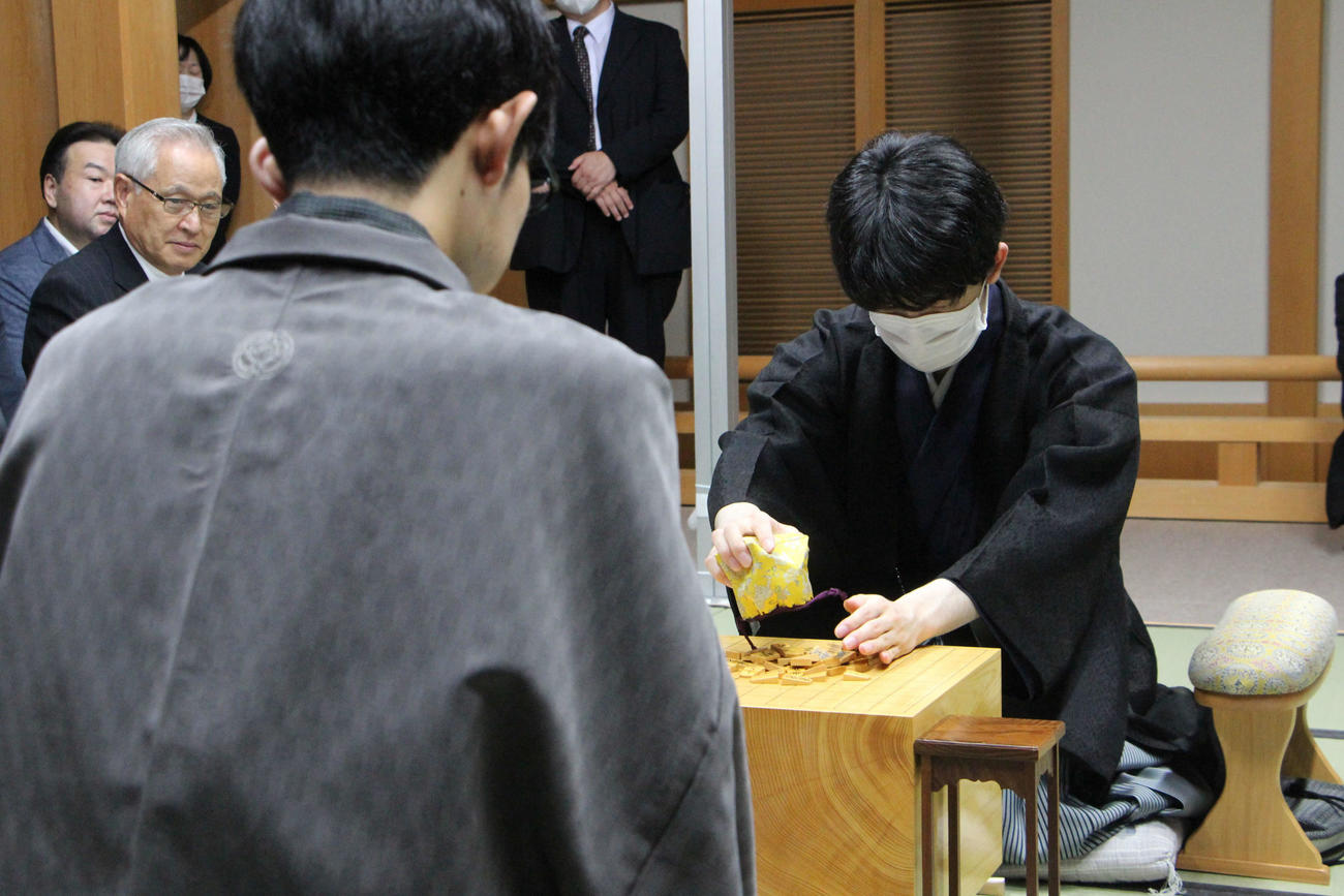 豊田市能楽堂での「伊藤園お～いお茶杯第64期王位戦7番勝負第1局」に臨む藤井聡太王位（日本将棋連盟提供）
