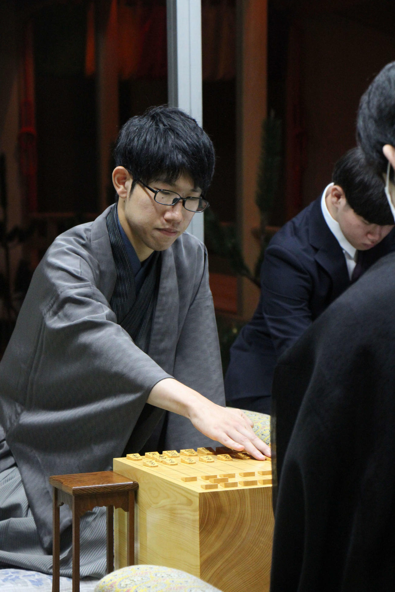 豊田市能楽堂での「伊藤園お～いお茶杯第64期王位戦7番勝負第1局」に臨む佐々木大地七段（日本将棋連盟提供）