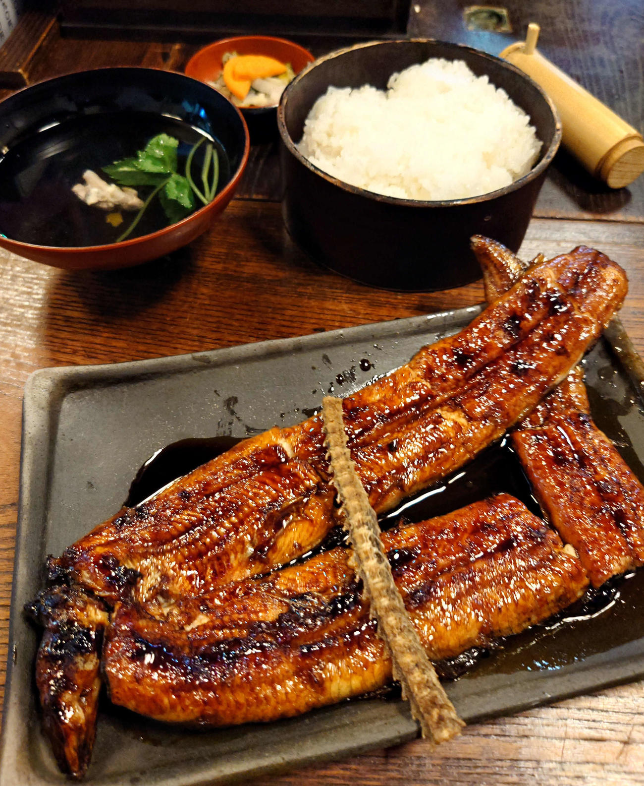 石橋うなぎ店では背中を開いたアタマから尻尾までのジカ焼き「一本うなぎ」が定番（撮影・寺沢卓）