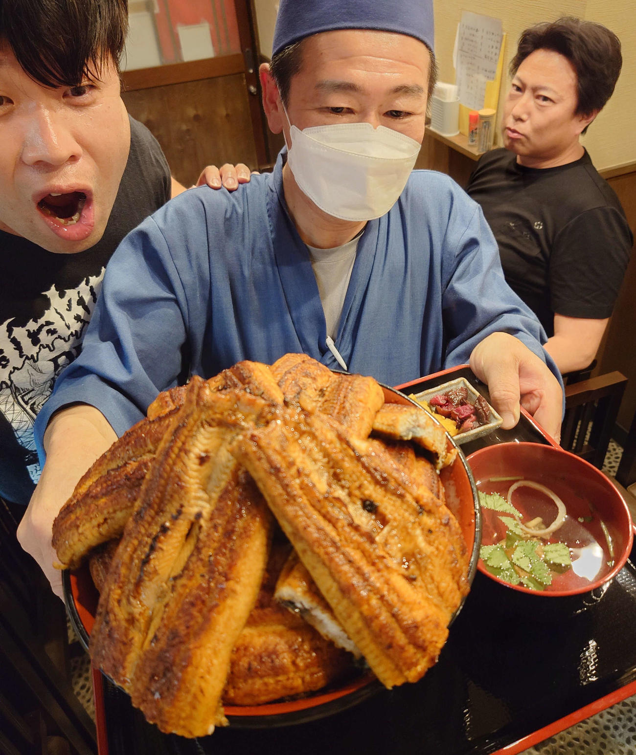 「何ですか、これ～」とお客さんも仰天。ウナギ5匹、ご飯1・3キロで総重量2キロ超の富士盛（撮影・寺沢卓）