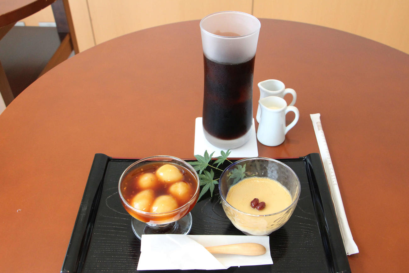藤井聡太王位の2日目午前のおやつは「豊田産のほうじ茶プリンと冷やしみたらし団子」にアイスコーヒー（日本将棋連盟提供）