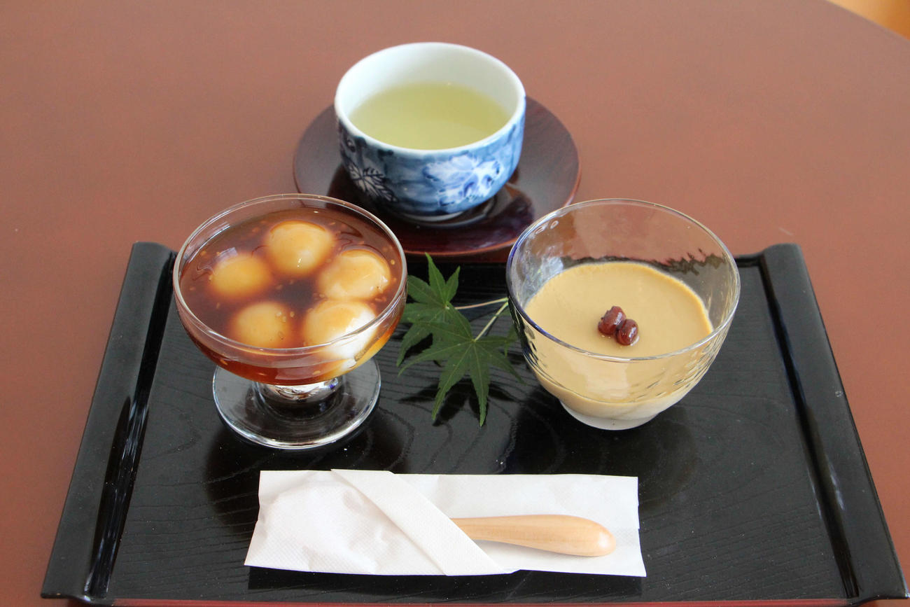 佐々木大地七段の2日目午前のおやつは「豊田産のほうじ茶プリンと冷やしみたらし団子」と緑茶（日本将棋連盟提供）