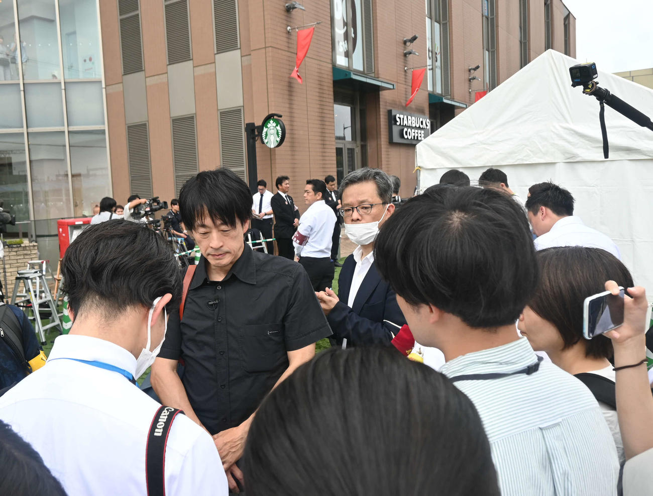 近鉄大和西大寺駅前（北口）の事件現場近くに設営された献花台を訪れたジャーナリストの鈴木エイト氏（撮影・松浦隆司）