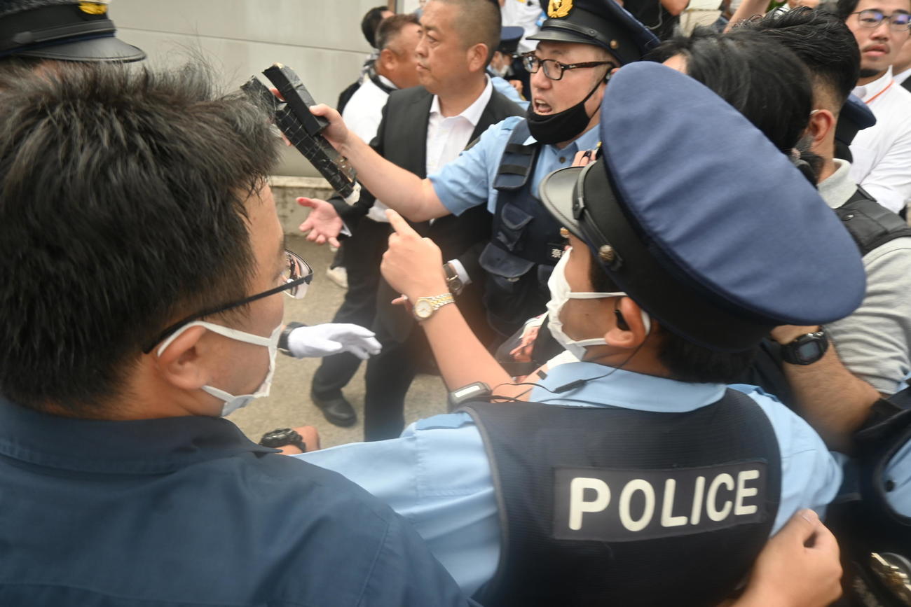 警察官が取り上げたアルミホイールの棒（撮影・松浦隆司）
