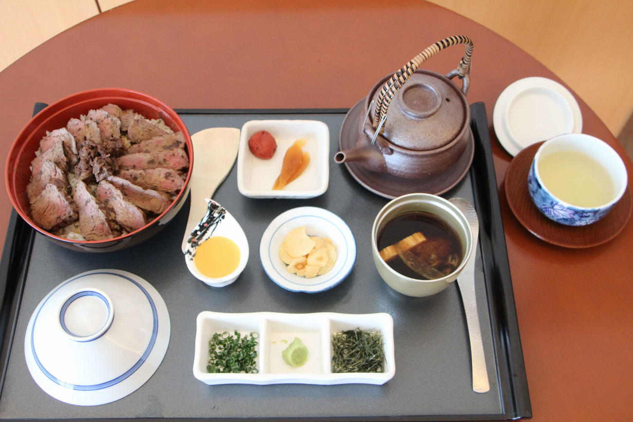 佐々木大地七段の昼食は「国産サーロインの牛まぶしに雲丹（うに）のベルモットソースと豊田市産ガーリックチップのアクセント」「緑茶」（日本将棋連盟提供）

