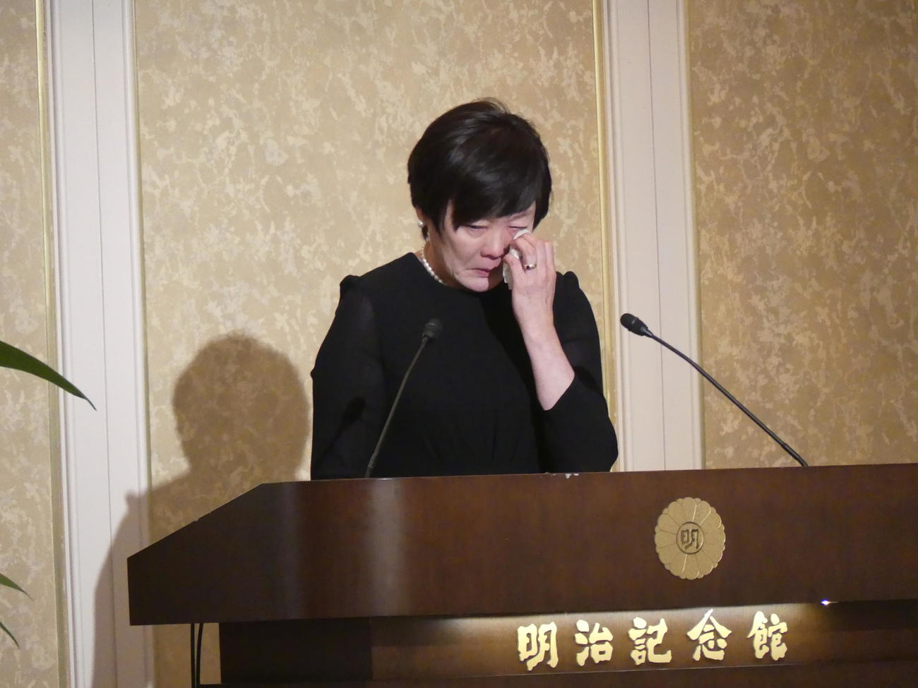 安倍元首相をしのぶ有志の集いで涙ながらにあいさつする安倍昭恵さん（撮影・中山知子）