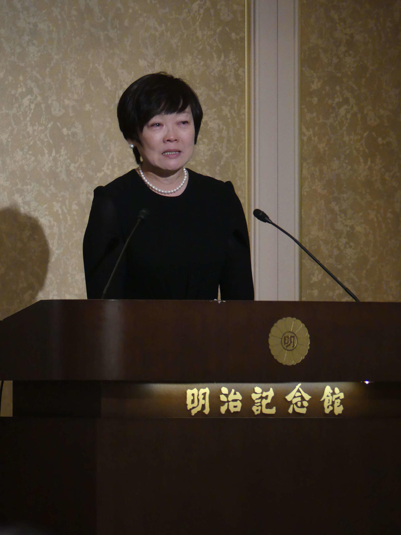 安倍元首相をしのぶ有志の集いで涙ながらにあいさつする安倍昭恵さん（撮影・中山知子）