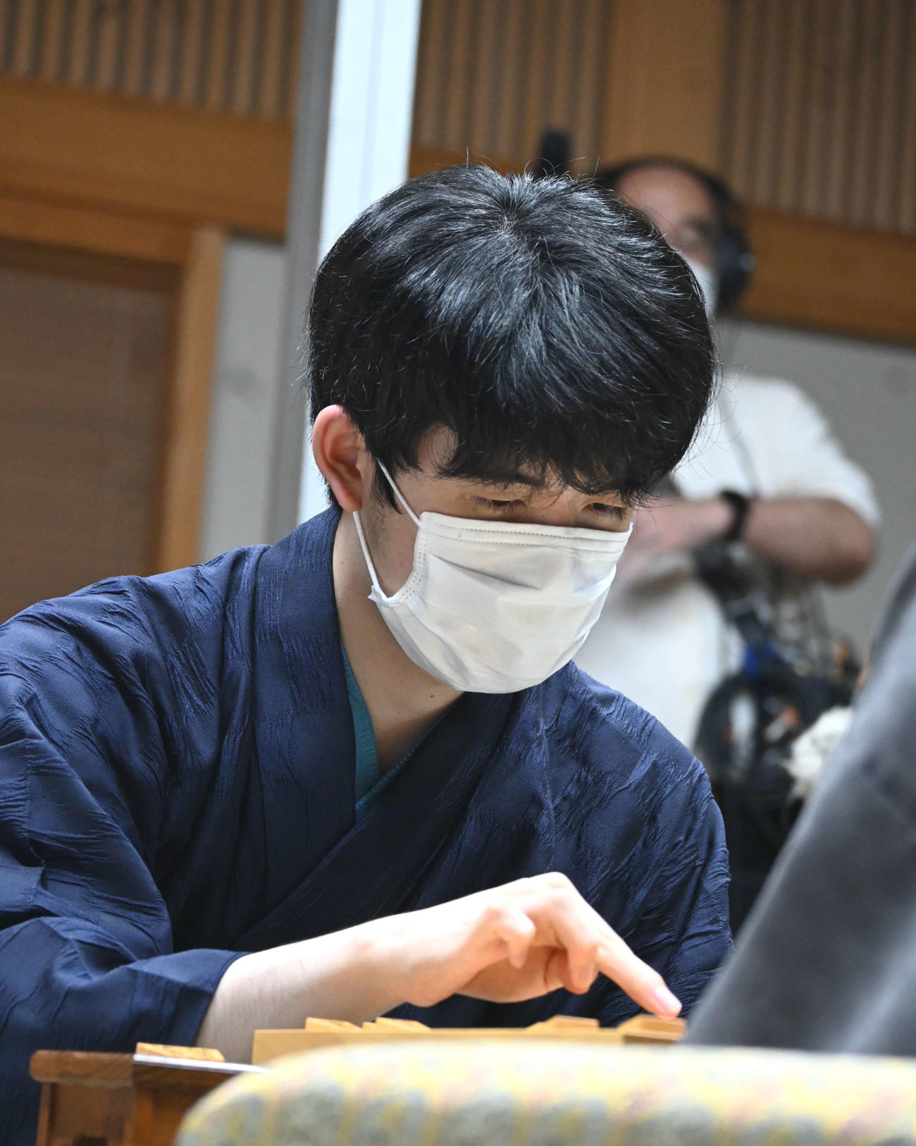 終局後、感想戦を行う藤井聡太王位（撮影・松浦隆司）