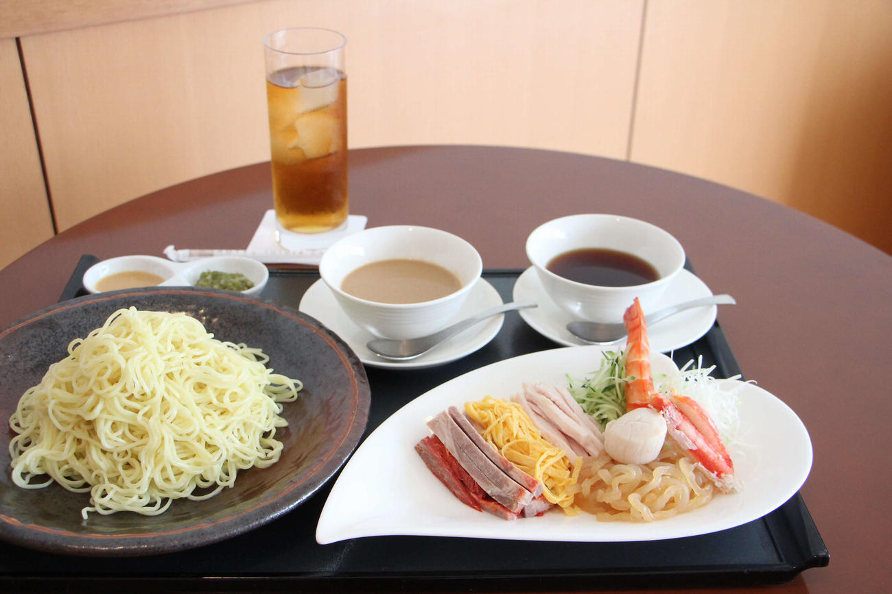 藤井聡太王位の昼食は「海鮮五目冷麺」と「烏龍茶」（日本将棋連盟提供）