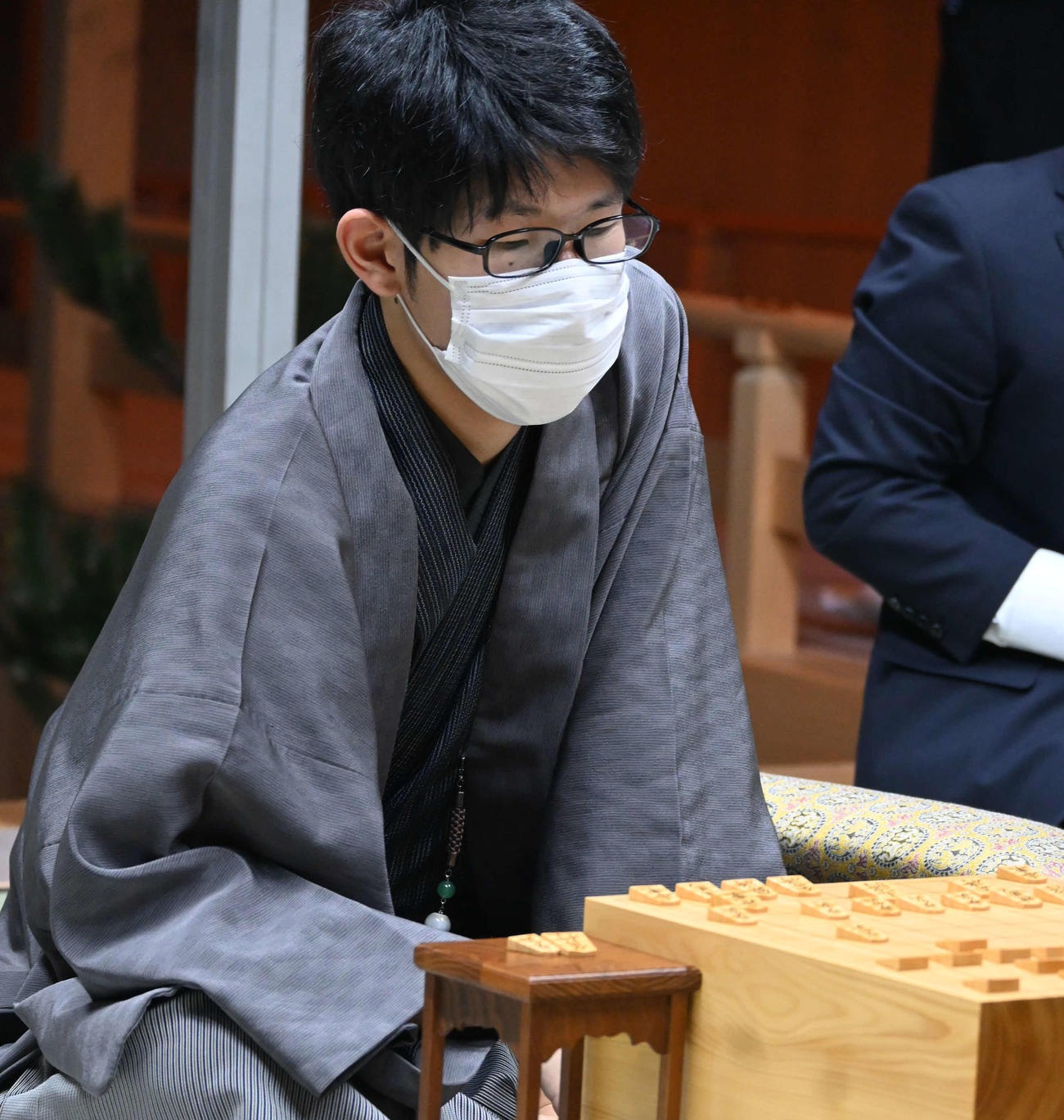 終局後、感想戦を行う佐々木大地七段（撮影・松浦隆司）