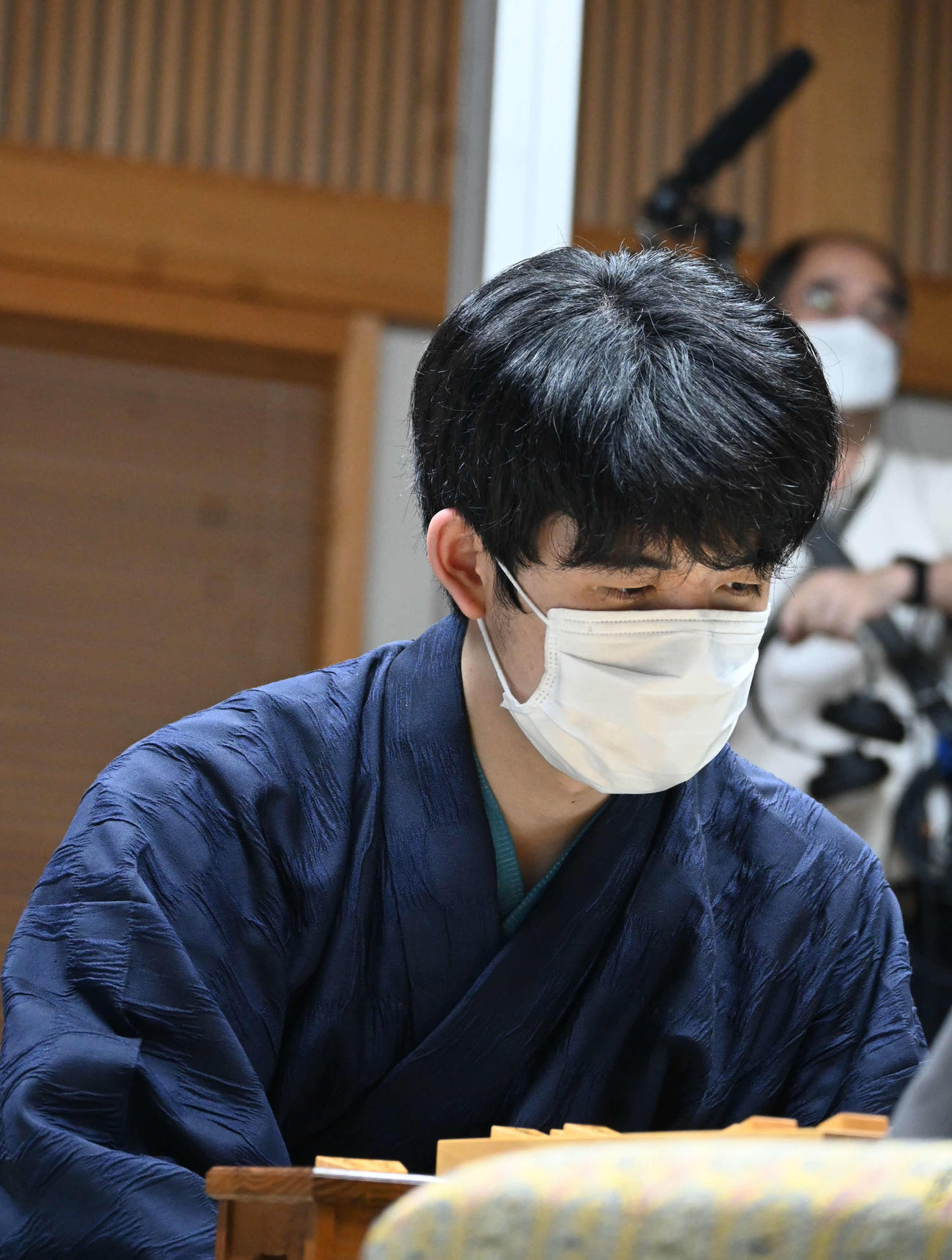 終局後、感想戦を行う藤井聡太王位（撮影・松浦隆司）