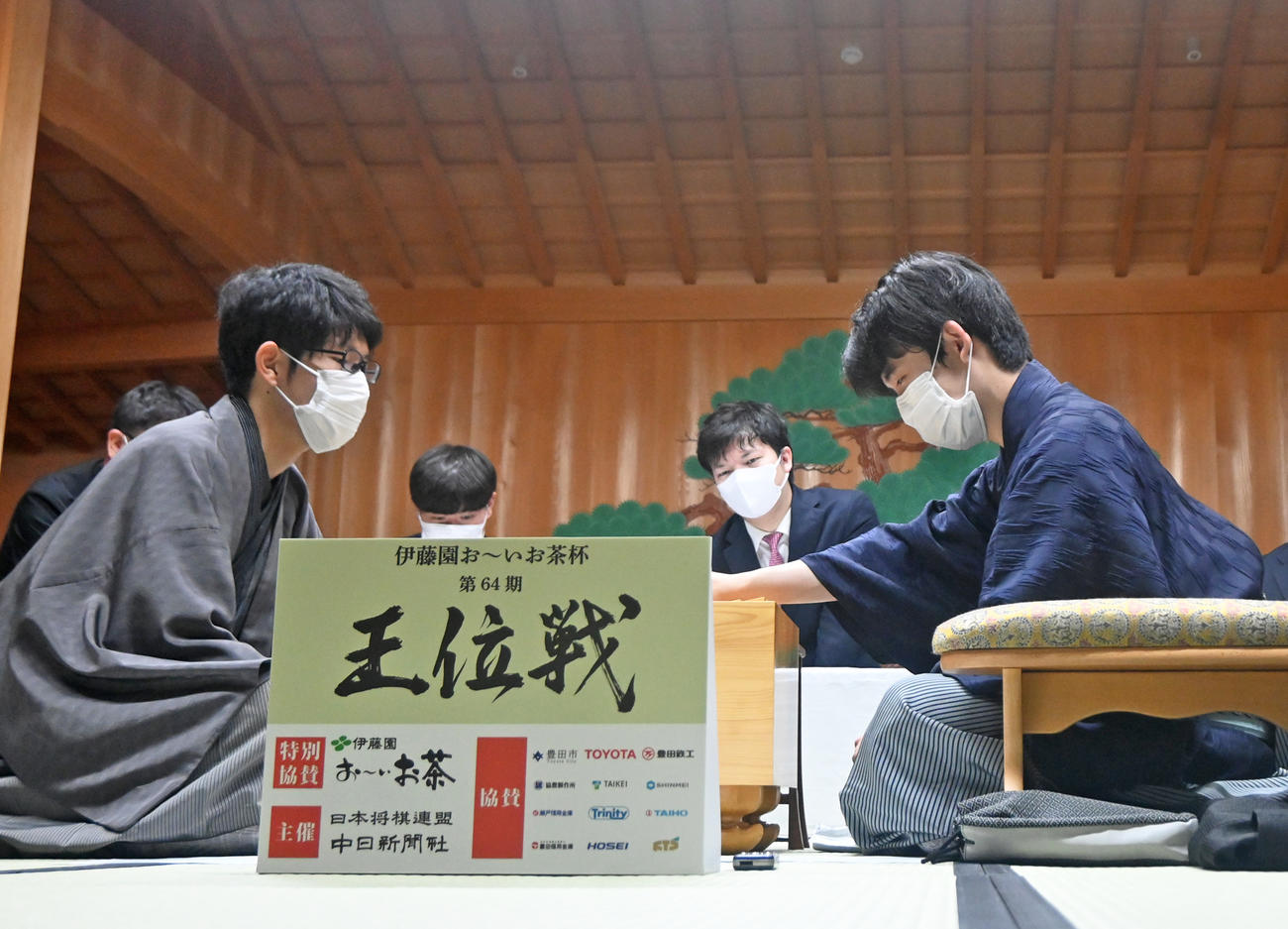 王位戦の終局後、感想戦を行う藤井聡太王位（右）と佐々木大地七段（撮影・松浦隆司）