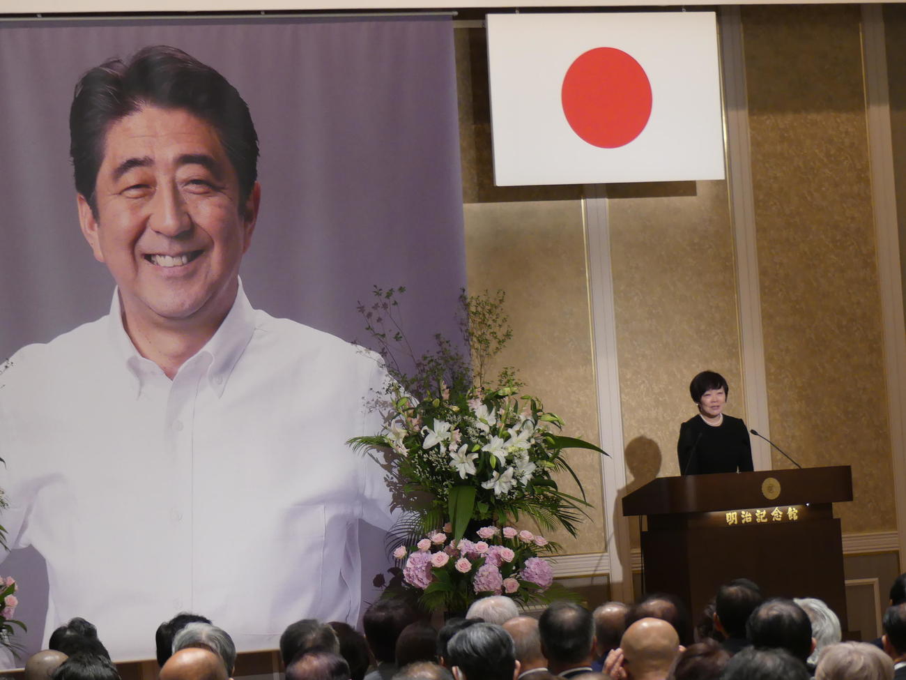 安倍元首相をしのぶ有志の集いで、安倍氏の写真を背にあいさつする安倍昭恵さん（撮影・中山知子）