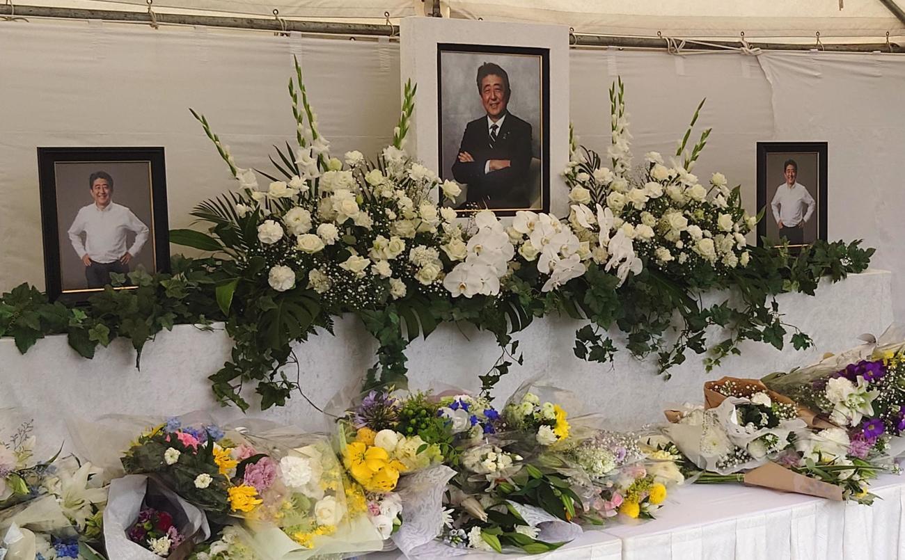 安倍元首相の遺影の前は、たくさんの花で飾られた（撮影・寺沢卓）
