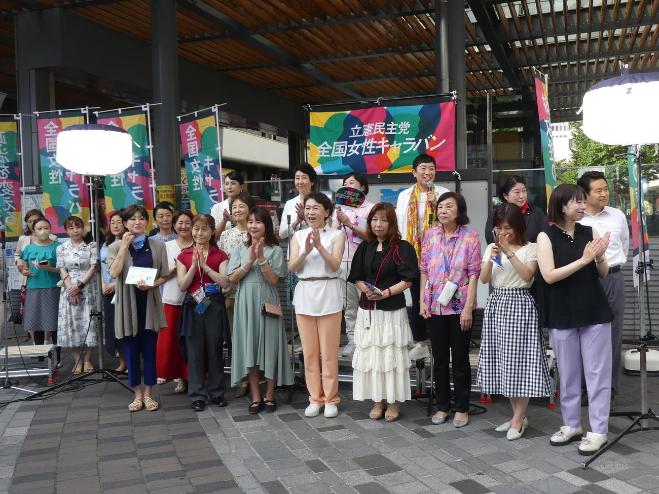 全国女性キャラバンの出発式に臨立憲民主党の女性議員ら（撮影・中山知子）