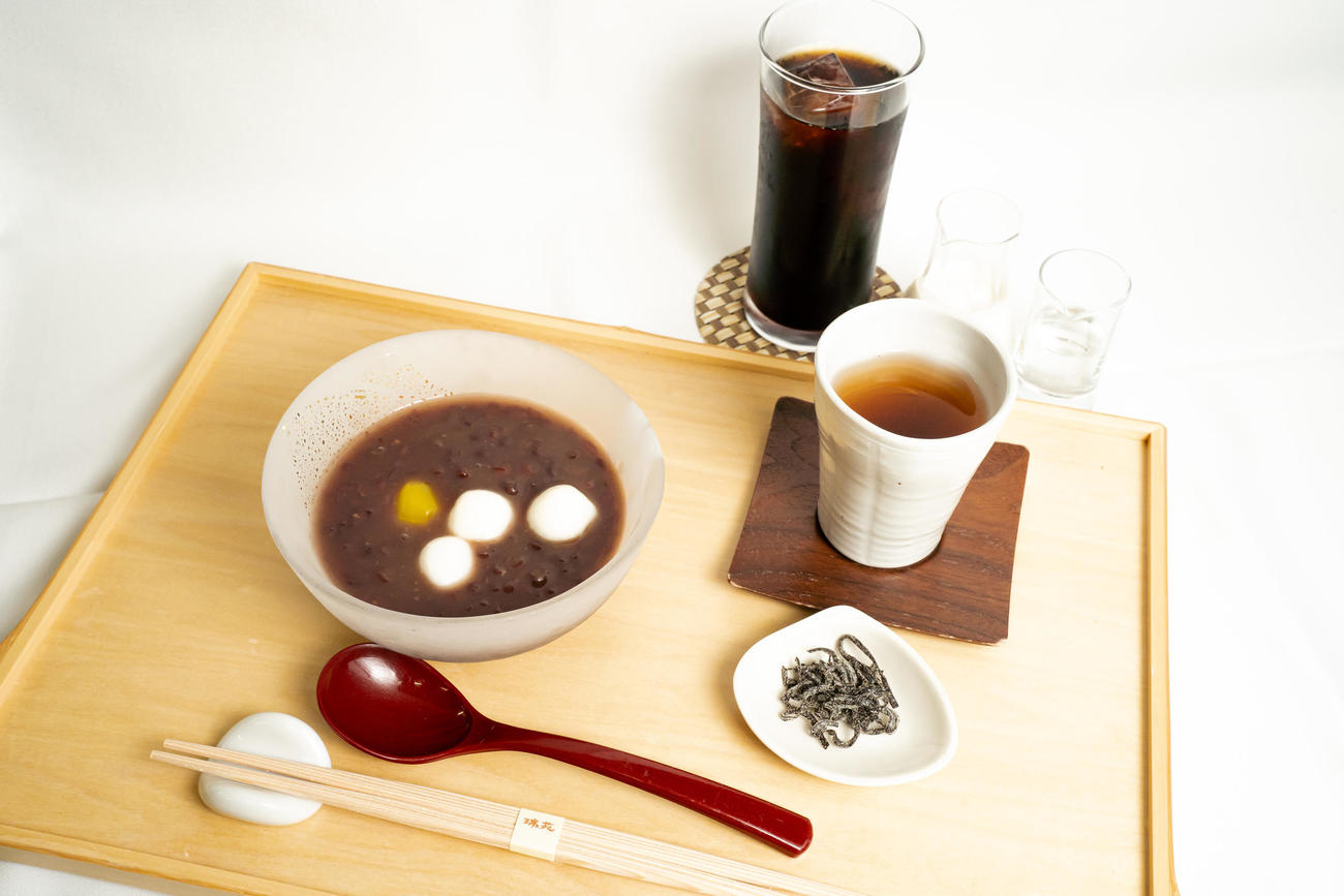 藤井聡太王位が午前のおやつに注文した「白玉冷やしぜんざい」「アイスコーヒー」（日本将棋連盟提供）