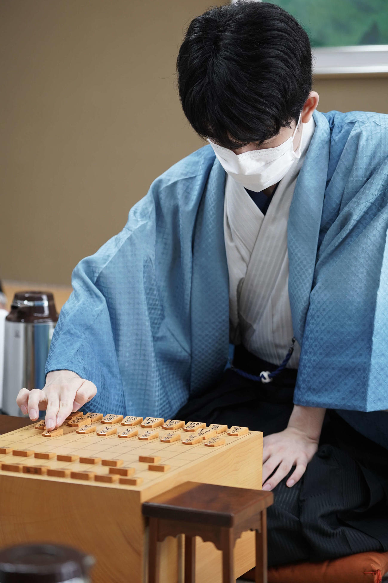 「伊藤園お～いお茶杯第64期王位戦7番勝負第2局」に臨んだ藤井聡太王位（日本将棋連盟提供）