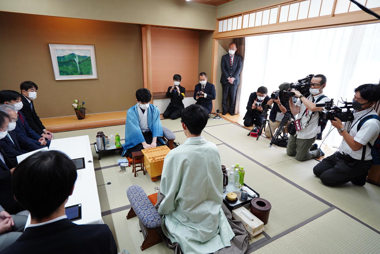 「伊藤園お～いお茶杯第64期王位戦7番勝負第2局」の前日検分に臨んだ藤井聡太王位（奥）佐々木大地七段（手前）（日本将棋連盟提供）
