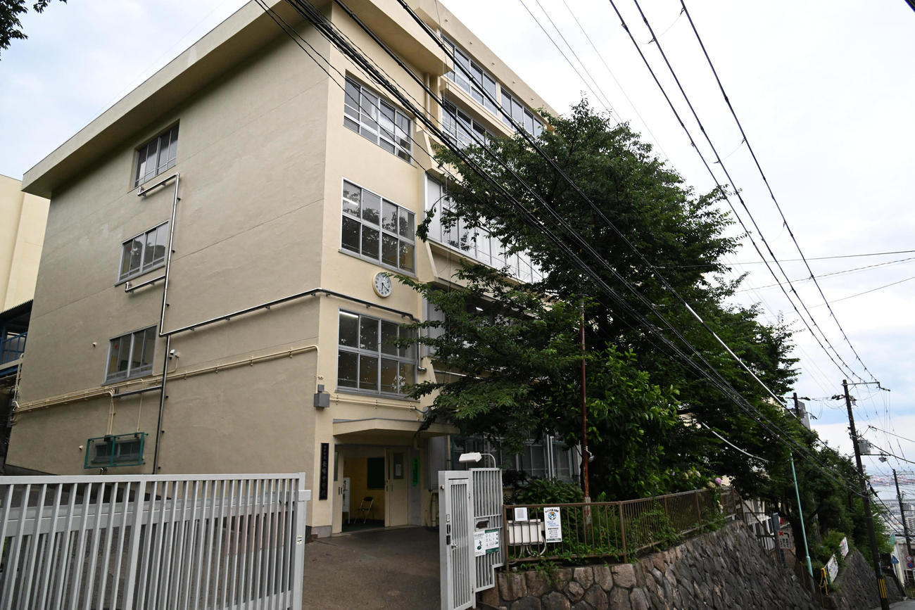 グラウンドにイノシシの頭部が置かれていた神戸市立長峰中学校（撮影・石井愛子）