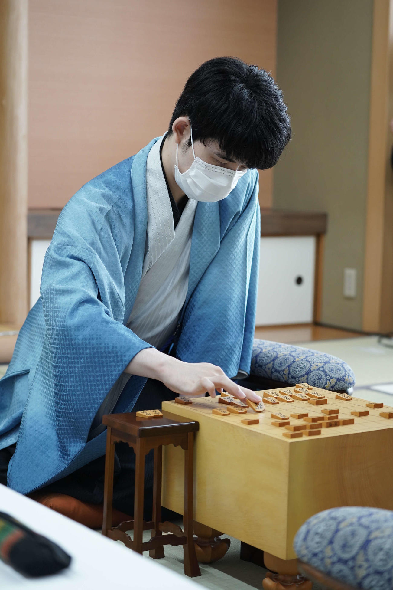 「伊藤園お～いお茶杯第64期王位戦7番勝負第2局」2日目に臨んだ藤井聡太王位（日本将棋連盟提供）