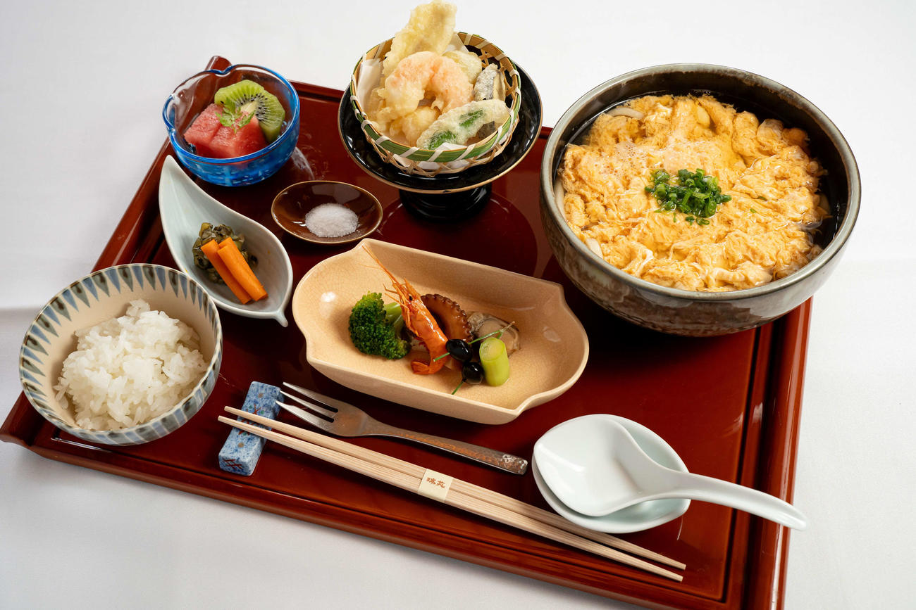 藤井聡太王位の勝負メシ「うどん膳（玉子とじ）」（日本将棋連盟提供）