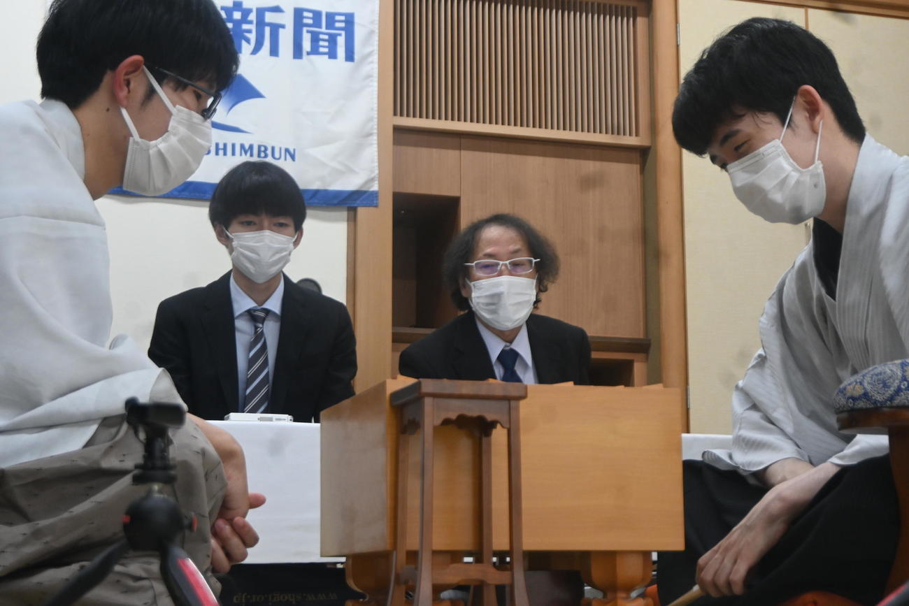 終局後、感想戦を行う藤井聡太王位（右）と佐々木大地七段（撮影・松浦隆司）