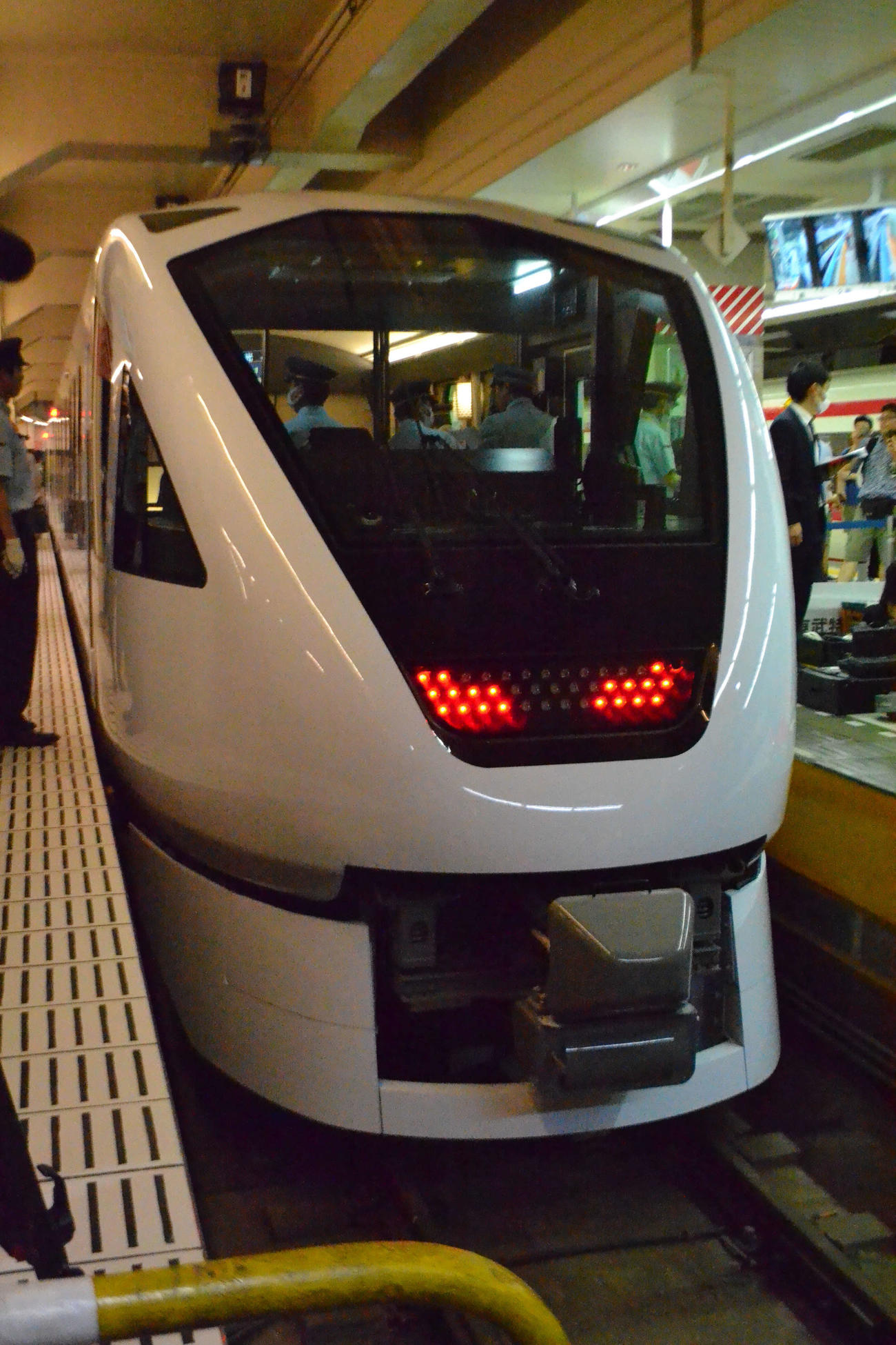 営業を開始した東武鉄道の新型特急「スペーシアX」