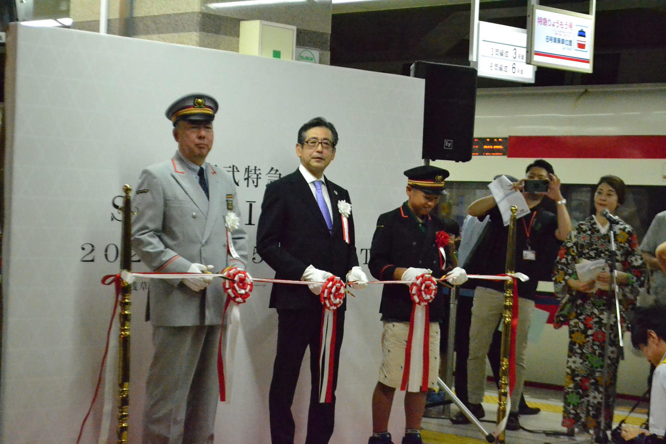 出発式でテープカットを行った飯塚和浩浅草駅長、都筑豊社長、「Tobu Kids」代表の紺野快成さん（左から、右は司会の一龍斎貞弥）