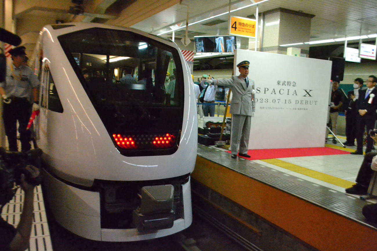 飯塚和浩浅草駅長の出発進行の合図で発車する「スペーシアX」の一番列車