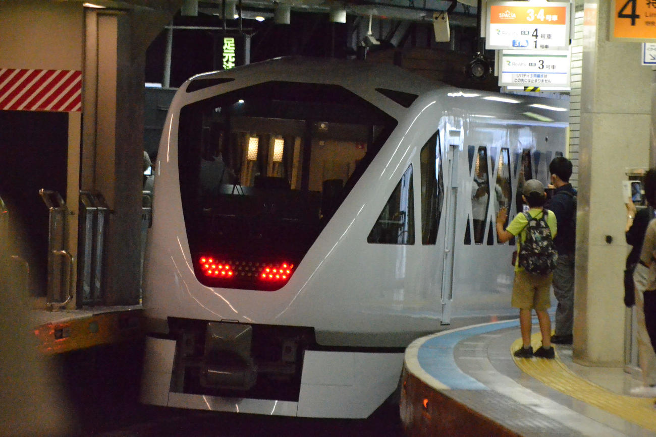 浅草駅を出発していく東武鉄道の新型特急「スペーシアX」の一番列車