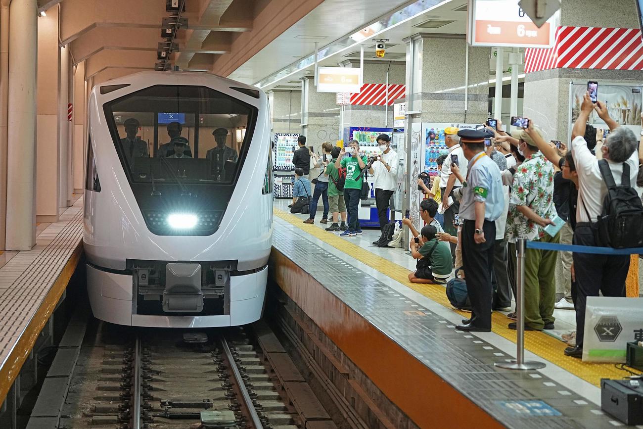 東武スカイツリーラインの浅草駅で開かれた出発式で、入線する東武鉄道の新型特急N100系「スペーシアX」（共同）